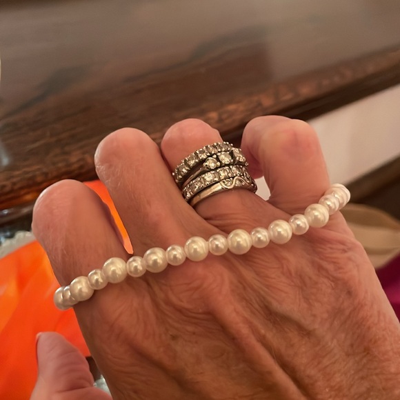 Multi size glass bead, pearl bracelet in white - Picture 4 of 5